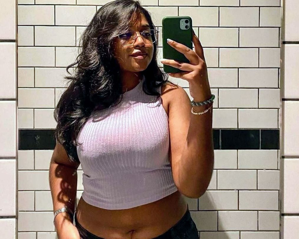 Hot desi tamil babe showing her boobs