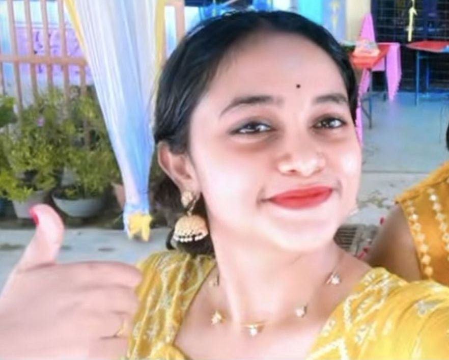 Malaysian tamil babe showing her boobs